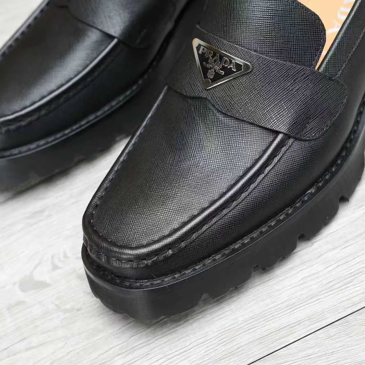 Men's shoes 💰540 💰💰🎩🎩【Prada】Counter 1:1⬆️original reproduction, absolute quality🆗original outsole, high-quality imported rubber, wear-resistant and non-slip, never degummed, upper material: imported first-layer cowhide➕anti-slip foam outsole, official website material, inner material: water-dyed leather lining, 6 colors available! Code number 38-45